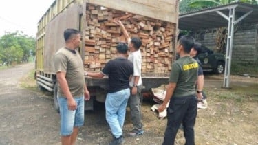 Penyidik mengamankan satu unit truk Mitsubishi Colt Diesel bermuatan sekitar 9 meter kubik kayu