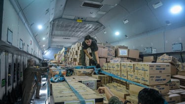 Enam Pesawat TNI AU Angkut 31 Ton Bantuan ke NTT dan 500 Pompa untuk Padamkan Karhutla