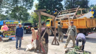Satpol PP Tertibkan Pedagang yang Bersikeras Berdagang di Sepanjang Jalan Raya Subang hingga Bandung